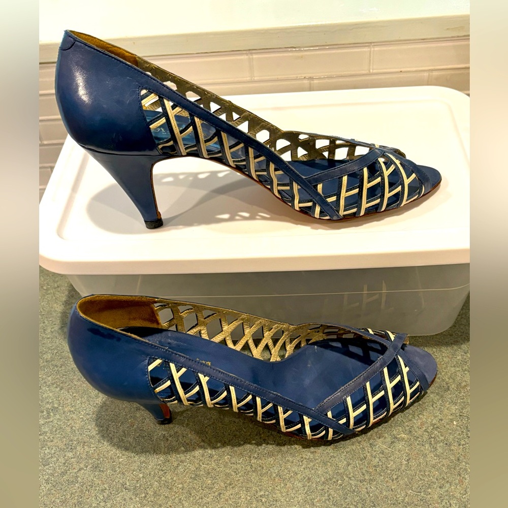 Women’s vintage blue & cream Italian pumps - 40 (9.5 - 10)